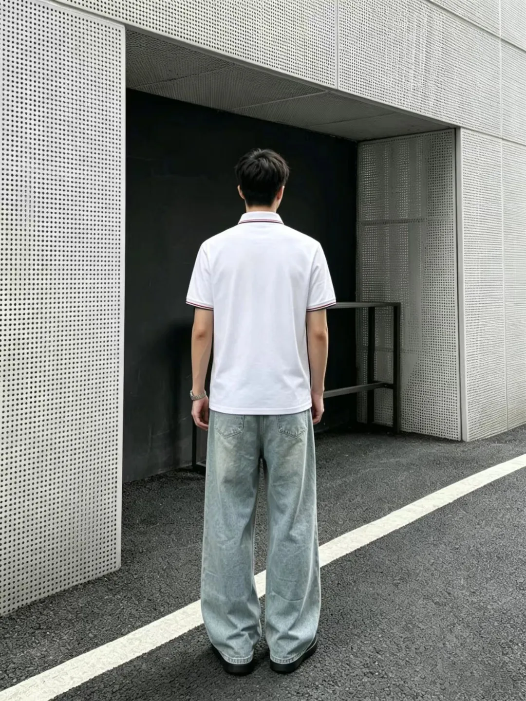 √